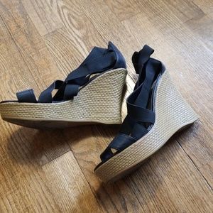 Lightweight black strappy wedges